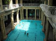 jeden z termálních bazénů v Gellértových lázních - Budapešť - Maďarsko - poznávací zájezd