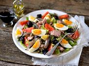 Salade Niçoise, česky niceský salát, pocházející z města Nice - Francouzská riviéra - Francie - poznávací zájezd