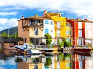 barevné domky u vodního kanálu v Port Grimaud - Francouzská riviéra - Francie - poznávací zájezd