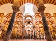 850 sloupů s oblouky uvnitř Velké mešity v Cordóbě - Andalusie - Španělsko - poznávací zájezd