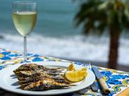 andaluská rybí specialita Sardinas espeto připravovaná na plážích na ohni z olivovníkového dřeva - Andalusie - Španělsko - poznávací zájezd