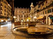 večerní Piazza delle Erbe ve Veroně - Lago di Garda - Itálie - poznávací zájezd