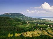 Majestnátní čedičová hora Badacsony obklopená krásnou přírodou a hladinou Balatonu