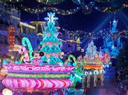 předvánoční průvod v Disneylandu - Disneyland a Paříž v adventu - Francie - poznávací zájezd - Monatour zdroj: https://www.disneylandparis.com/en-int/seasons/christmas-at-disneyland-paris/